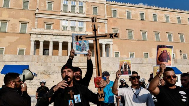 Καμία ελπίδα: Νέα συγκέντρωση αντιεμβολιαστών σε Αθήνα-Θεσσαλονίκη με σημαίες, σταυρούς και… «Μακεδονία ξακουστή»