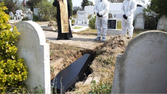 «Πλάκα μου κάνετε;» – Αμετανόητος ο ιερέας που άνοιξε φέρετρο σε κηδεία