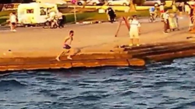 Τύπος κάνει βουτιές στην Θερμαϊκό, μπροστά από τον Λευκό Πύργο!