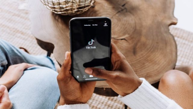 TikTok: Το βίντεο που σόκαρε τους χρήστες – Αφήνω τον άντρα μου να «παίζει» με τη μαμά μου