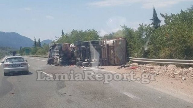 Σοκ στην Εθνική οδό: Ανατροπή νταλίκας και στο νοσοκομείο ο οδηγός