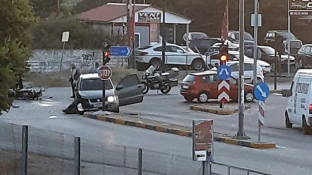 Λάρισα – Τροχαίο: Εκτοξεύθηκε μοτοσικλετιστής μετά από σύγκρουση με αυτοκίνητο