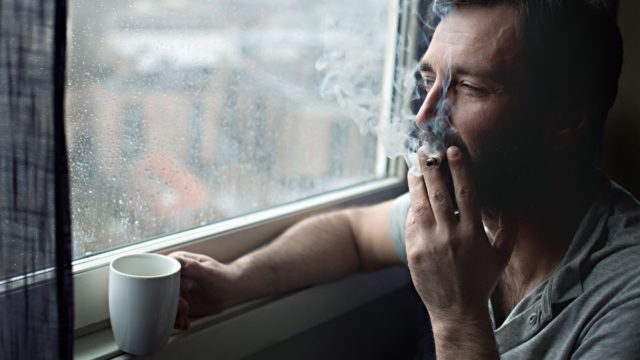Βρωμάει τσιγάρο το σπίτι; Δες πώς θα το αντιμετωπίσεις!