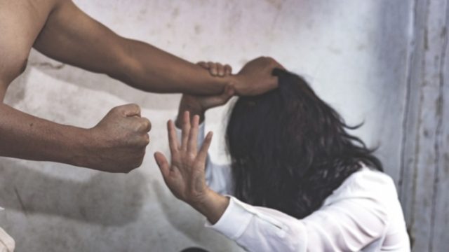 «Δεν είσαι μόνη»: Γραμμή βοήθειας 15900 για τη βία κατά των γυναικών