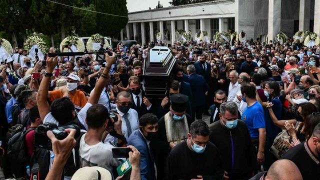 Απίστευτος συνωστισμός στην κηδεία του Βοσκόπουλου: «Λαοθάλασσα» και χωρίς μάσκες