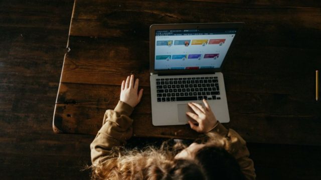 Voucher 200 ευρώ: Διευρύνονται οι δικαιούχοι για laptop και tablet – Πότε θα λάβουν την επιταγή