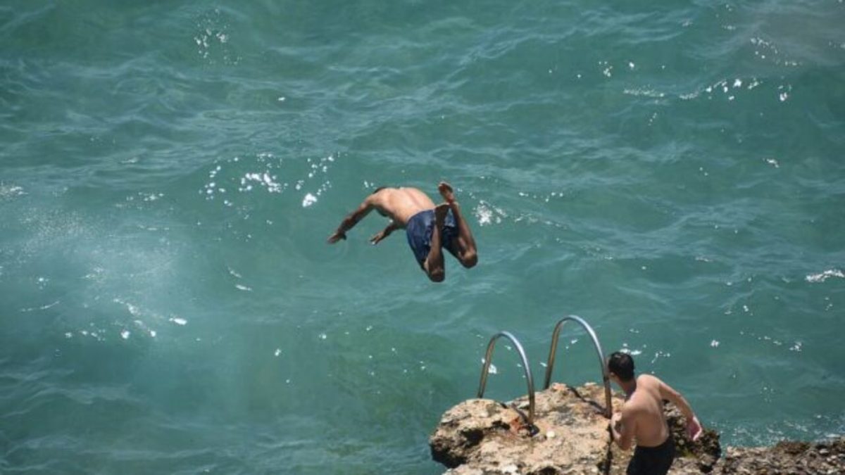 Αγωνία για τον 16χρονο μετά τη βουτιά στη θάλασσα – «Μάλλον μιλάμε για τετραπληγία»