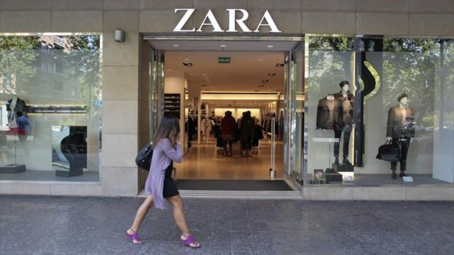 Ξεπουλάει σαν «τρελό» αυτό το κίτρινο φόρεμα στα Zara!