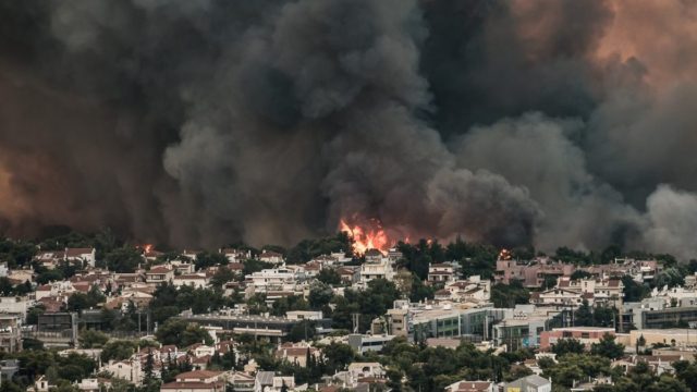 Φωτιά στη Βαρυμπόμπη: Αύριο οι ανακοινώσεις για τα μέτρα στήριξης των πληγέντων