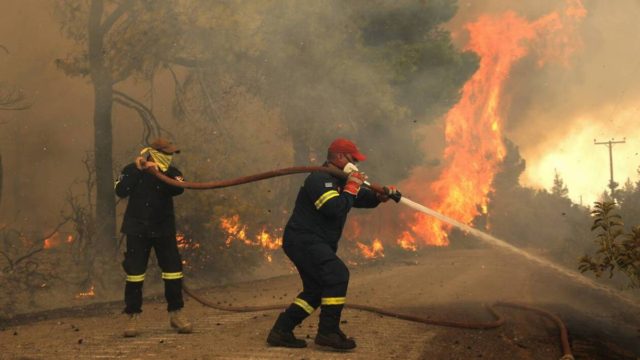 Φωτιά στη Γορτυνία: Εντολή εκκένωσης για το Καλλιάνι – Μάχη για το Νεοχώρι