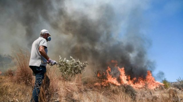 Φωτιά στα Βίλια: Σε ετοιμότητα οι κάτοικοι για να εκκενώσουν την περιοχή
