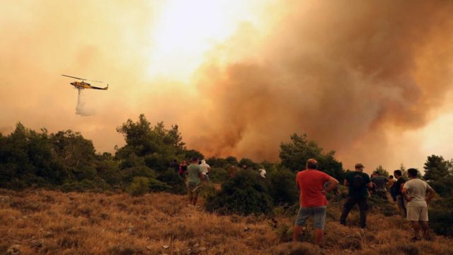 Συνεχίζεται το θρίλερ στα Βίλια – Στόχος να μην επεκταθεί στον κάμπο των Μεγάρων