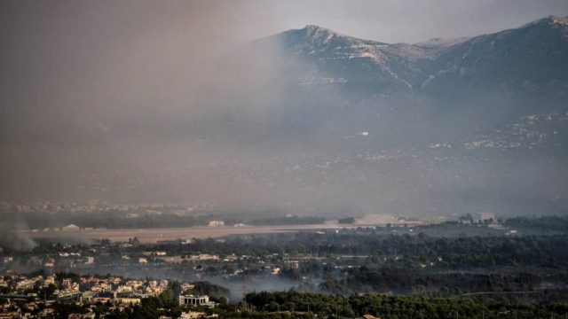 Φωτιά στη Βαρυμπόμπη: «Μείνετε σπίτι με ερμητικά κλειστά παράθυρα και πόρτες» – Συναγερμός για τους κατοίκους της Αττικής!
