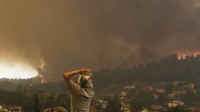 Φωτιά Εύβοια – Απελπισμένη φωνάζει: «Ένα αεροπλάνο καιγόμαστε» και ο αστυνομικός την ειρωνεύεται: «Θα το κάνουμε παραγγελία»