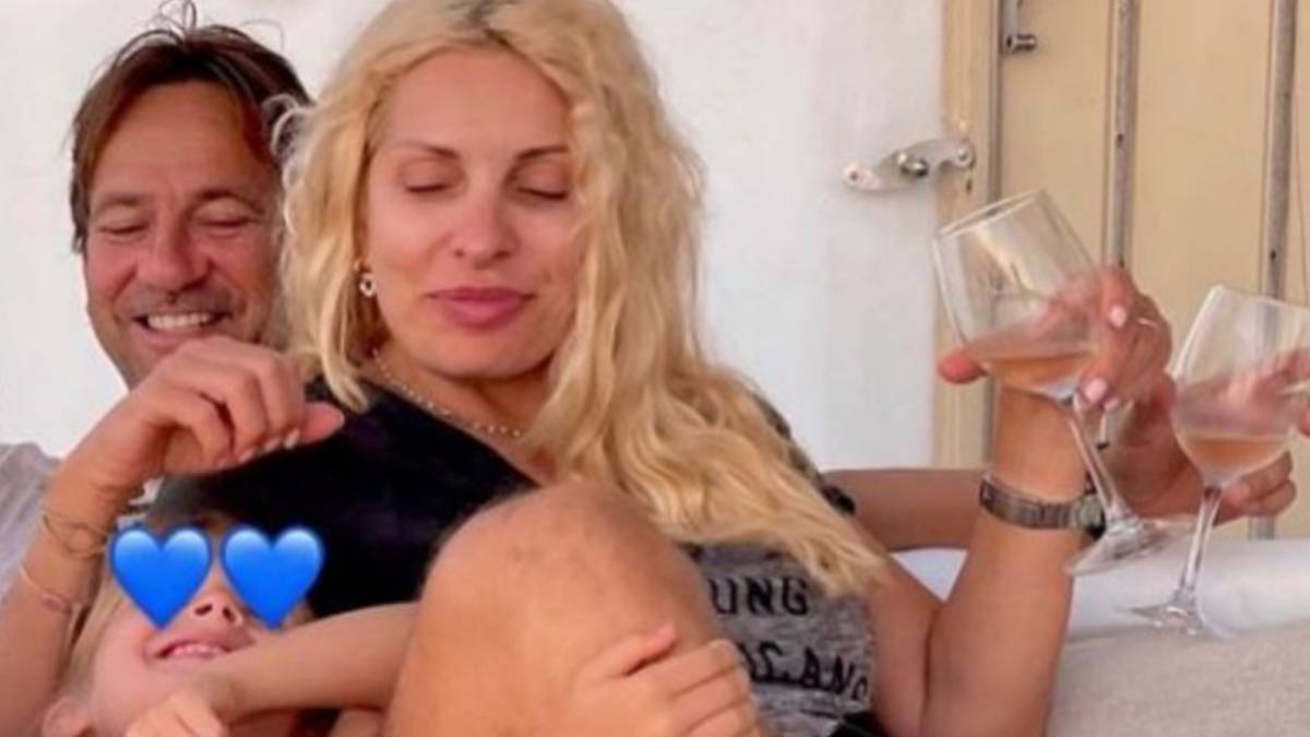 Μενεγάκη – Παντζόπουλος: Φόρεσαν μαγιό ανέβηκαν στο σκάφος! Όργωσαν τις Κυκλάδες με την Μαρίνα