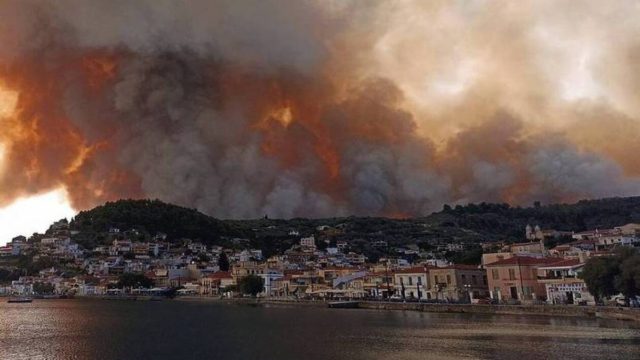 Φωτιά Εύβοια: Εκκενώνεται το Κέντρο Υγείας Μαντουδίου