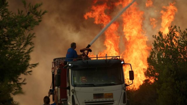Νέο πύρινο μέτωπο στη Μαλακάσα – Τιτάνια μάχη με τις φλόγες και τις αναζωπυρώσεις