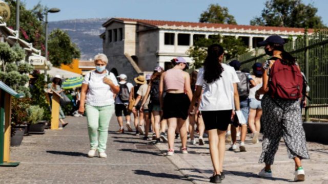 Προσεχώς lockdown: «Έρχεται με οπλοπολυβόλο η μετάλλαξη Δέλτα κι εμείς πάμε με νεροπίστολα διακοπές»