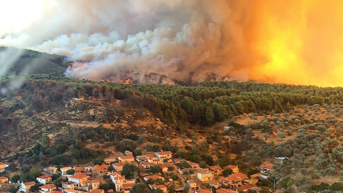 Φωτιά στην Εύβοια: Οι φλόγες τυλίγουν τη Μηλιά και τον Βουτά