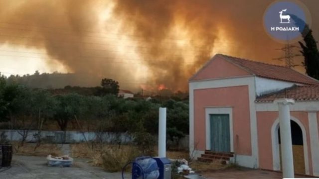 Ανεξέλεγκτη η φωτιά στη Ρόδο – Μήνυμα του 112 για εκκένωση του χωριού Ψίνθος