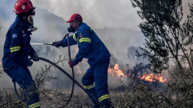 Φωτιά στα Βίλια: «Έχουμε ενδείξεις για εμπρησμό» – Τι αναφέρει ο δήμαρχος Μάνδρας – Ειδυλλίας