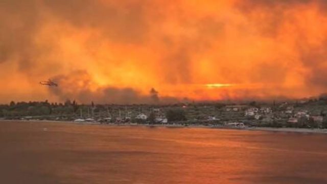 Φωτιά στην Εύβοια: Εκκενώνεται η Λίμνη – Απομακρύνονται με ferry boat οι κάτοικοι