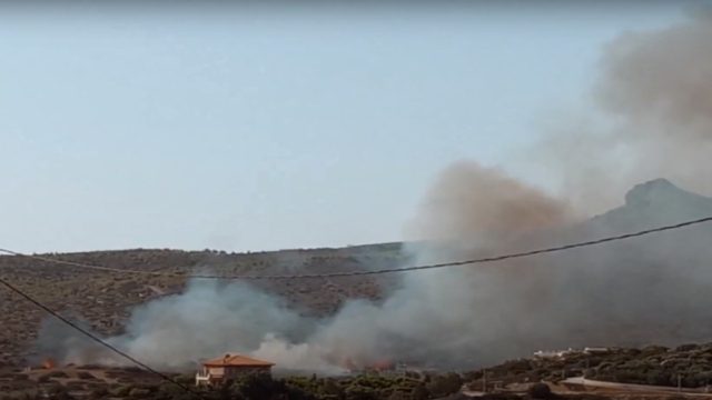Υπό έλεγχο η φωτιά στο Σούνιο – Τι καταγγέλλει ο δήμαρχος