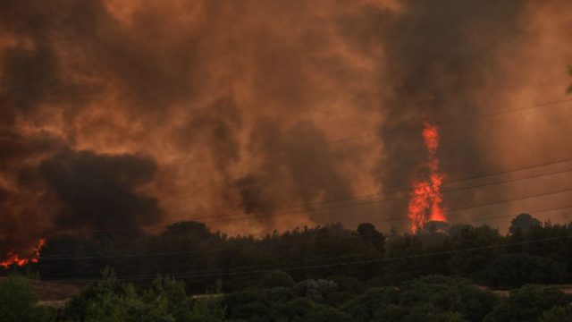Φωτιά στη Βαρυμπόμπη: Σημειώθηκε αναζωπύρωση – Επιχειρεί ελικόπτερο της πυροσβεστικής