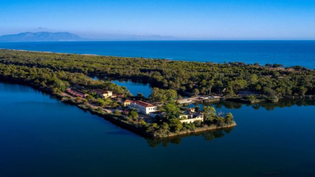 Ταξίδι στη Δυτική Ελλάδα: Η μαγευτική λίμνη με τα γαλαζοπράσινα νερά και το καταπράσινο τοπίο