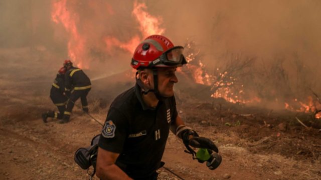 Φωτιά στην Εύβοια: Μεγάλη αναζωπύρωση στην Αβγαριά – Αγωνία για Αιδηψό και Ιστιαία