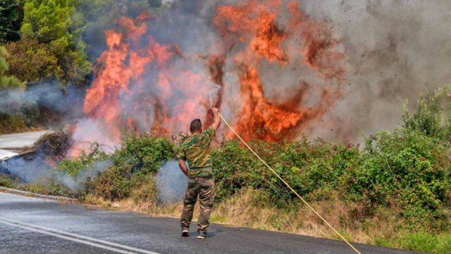 Φωτιά στην Ηλεία: Συνεχείς αναζωπυρώσεις – “Ηχούν” οι καμπάνες της εκκλησίας στις Μηλιές