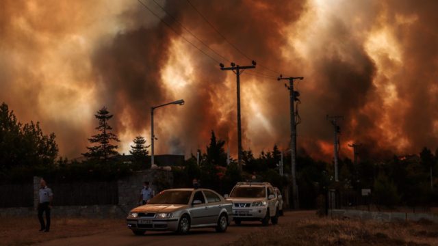 Φωτιά – Δροσοπηγή: Εγκλωβισμένοι κάτοικοι – Τρεις τραυματίες – Μεταφέρονται σε νοσοκομείο
