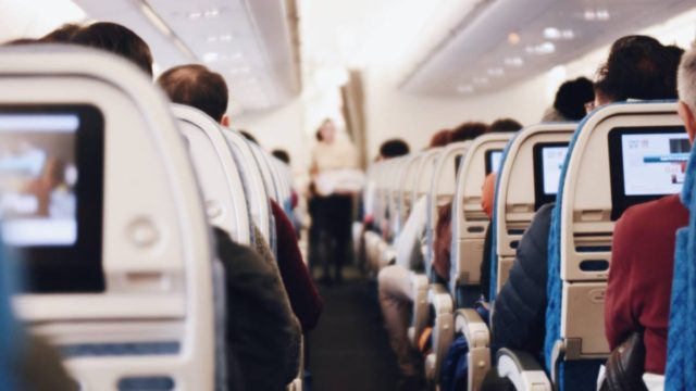 Αδιανόητο: Άναψε τσιγάρο στο αεροπλάνο και χαστούκισε την αεροσυνοδό που του έκανε παρατήρηση