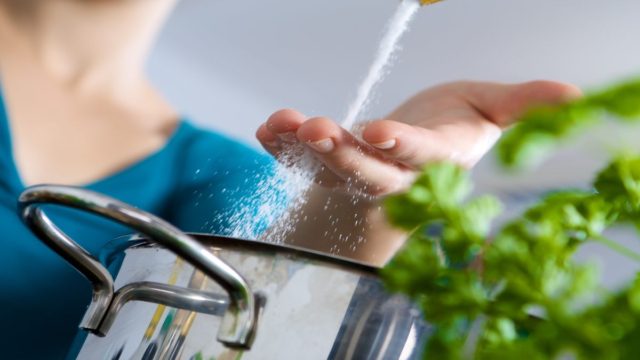 Σου έπεσε πολύ αλάτι στο φαγητό; 4 τρόποι να το διορθώσεις