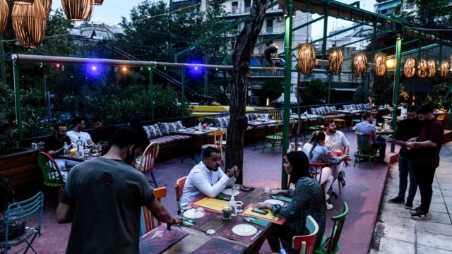 Ξεσπούν οι ανεμβολίαστοι εργαζόμενοι για τη χρέωση των τεστ: «Δεν θα μπορώ να καλύψω τις ανάγκες μου»