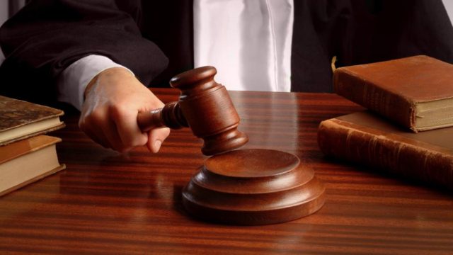 Απόφαση καταπέλτης: Δικαστής απαγόρευσε σε μητέρα να βλέπει το παιδί της, επειδή ήταν ανεμβολίαστη!
