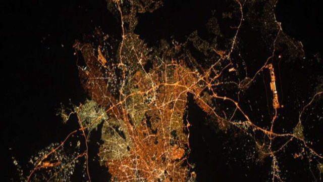 NASA: Έτσι φαίνεται η Αθήνα από το Διάστημα – Η φωτογραφία που δημοσίευσε αστροναύτης