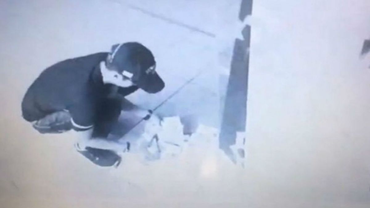 23χρονος πήγε να κάνει ανάληψη σε ΑΤΜ και δεν σταμάταγε να βγάζει χαρτονομίσματα – Στη συνέχεια… (Video)