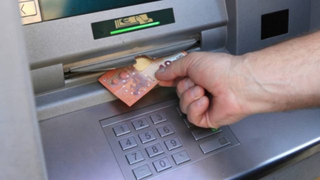 Πηγαίνετε στο ATM και σηκώστε μερικά χρήματα. Ύστερα αφήστε την κάρτα σπίτι. Ένα μήνα μετά, δε θα πιστεύετε με το αποτέλεσμα