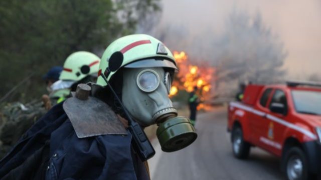 Φωτιά στη Βαρυμπόμπη: Έκκληση στους κατοίκους της Αττικής να παραμείνουν στο σπίτι