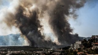 Η φωτογραφία της ημέρας: Η Αθήνα στις φλόγες!