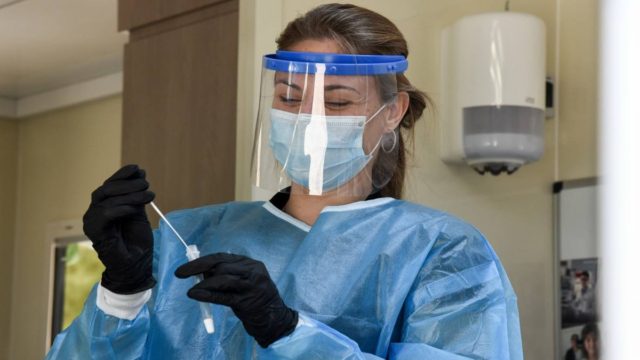 Κορωνοϊός: 2 τεστ την εβδομάδα στους ανεμβολίαστους εργαζόμενους στον δημόσιο και ιδιωτικό τομέα