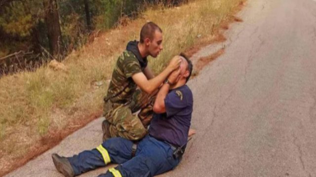 Viral φωτογραφία από τις φωτιές: Στρατιώτης παρέχει τις πρώτες βοήθειες σε πυροσβέστη!