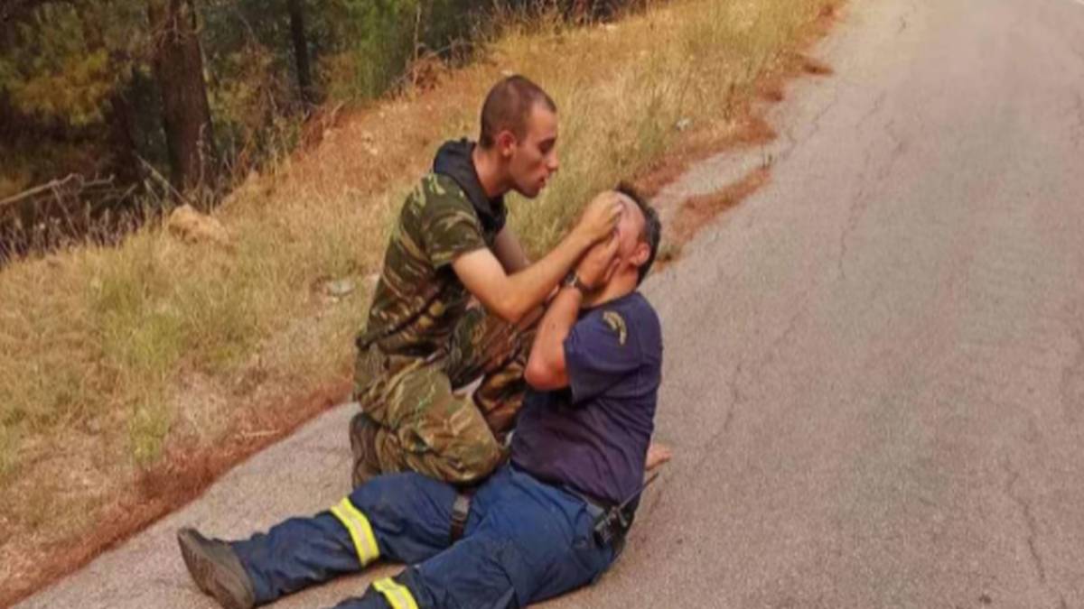 Viral φωτογραφία από τις φωτιές: Στρατιώτης παρέχει τις πρώτες βοήθειες σε πυροσβέστη!