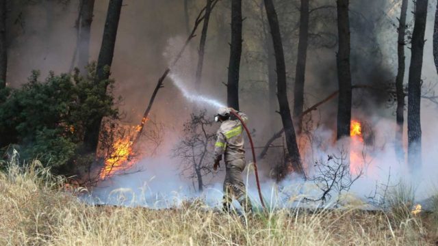 Φωτιά στην Γορτυνία: Σε κατάσταση ετοιμότητας οι δομές Υγείας στην Αρκαδία – Δύο τραυματισμοί στην Εύβοια
