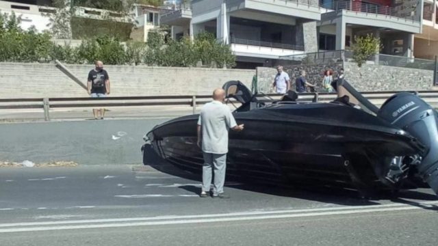 Απίστευτες εικόνες στη Χαλκίδα: Του έφυγε το τρέιλερ με το σκάφος στον δρόμο