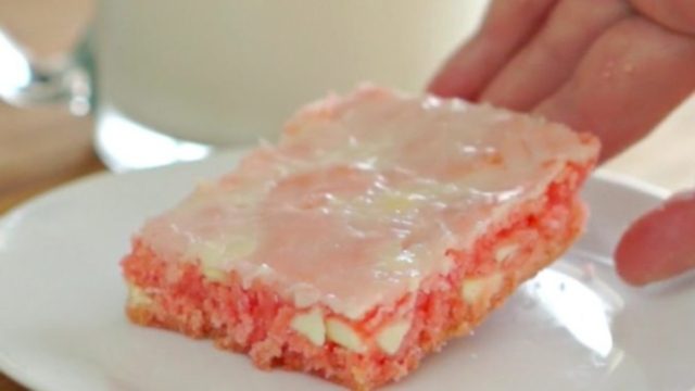 Γλυκό ψυγείου “brownies” με φράουλα – Έτοιμο σε λίγα λεπτά