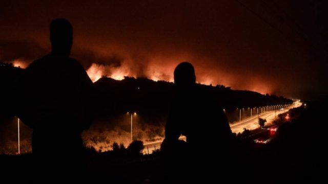 Πύρινος εφιάλτης στην Αττική: Αναμονή των πρώτων ρίψεων από αέρος – Σε Ιπποκράτειο Πολιτεία και Αφίδνες τα κύρια μέτωπα της φωτιάς!