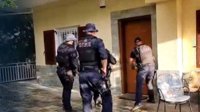 Φωτιά στη Βαρυμπόμπη: Ψάχνουν πόρτα – πόρτα τα σπίτια οι Αρχές! Απομακρύνθηκαν όλοι οι εγκλωβισμένοι