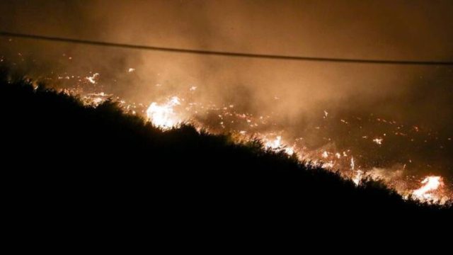 Φωτιά στην Κερατέα: Καταγγελίες ότι ξεκίνησε από φωτοβολίδες